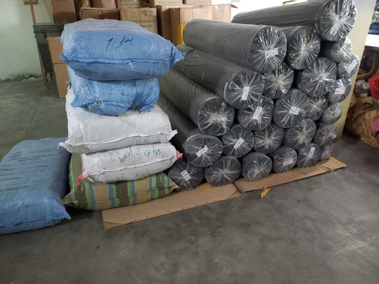 Raw material storage for uniform manufacturing